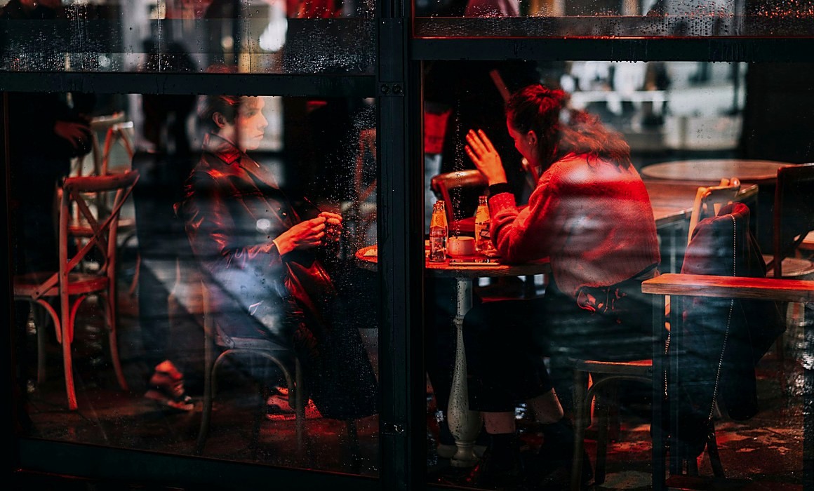 Mesa de um café vista da rua à noite