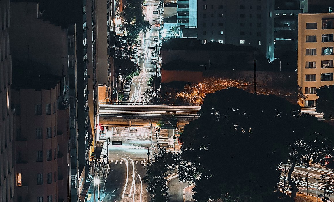 Avenida de uma cidade brasileira à noite vista do alto